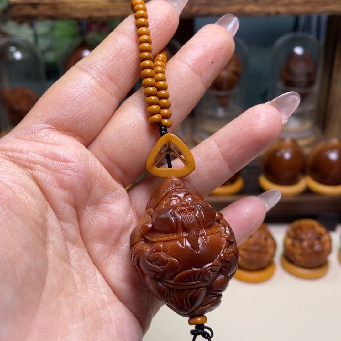 橄榄核吊坠玉华财神手把