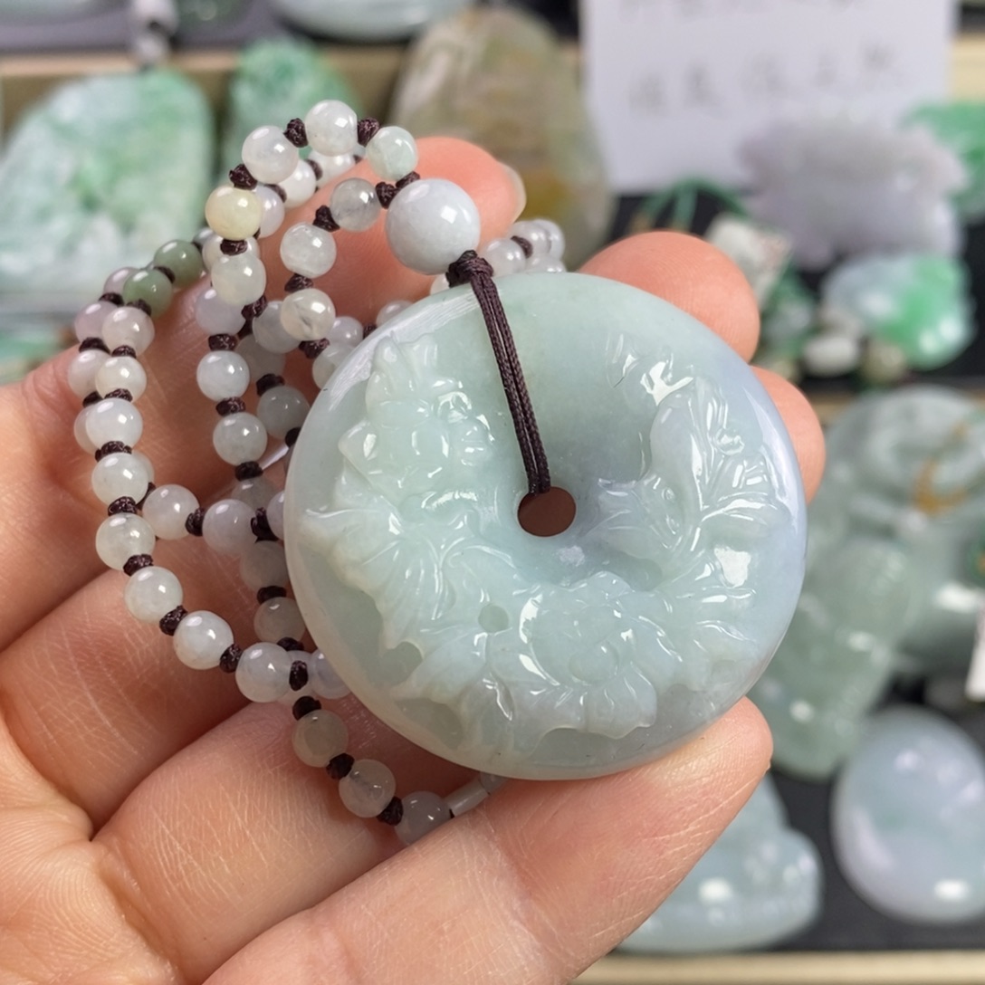 翡翠颈饰未镶嵌平安扣