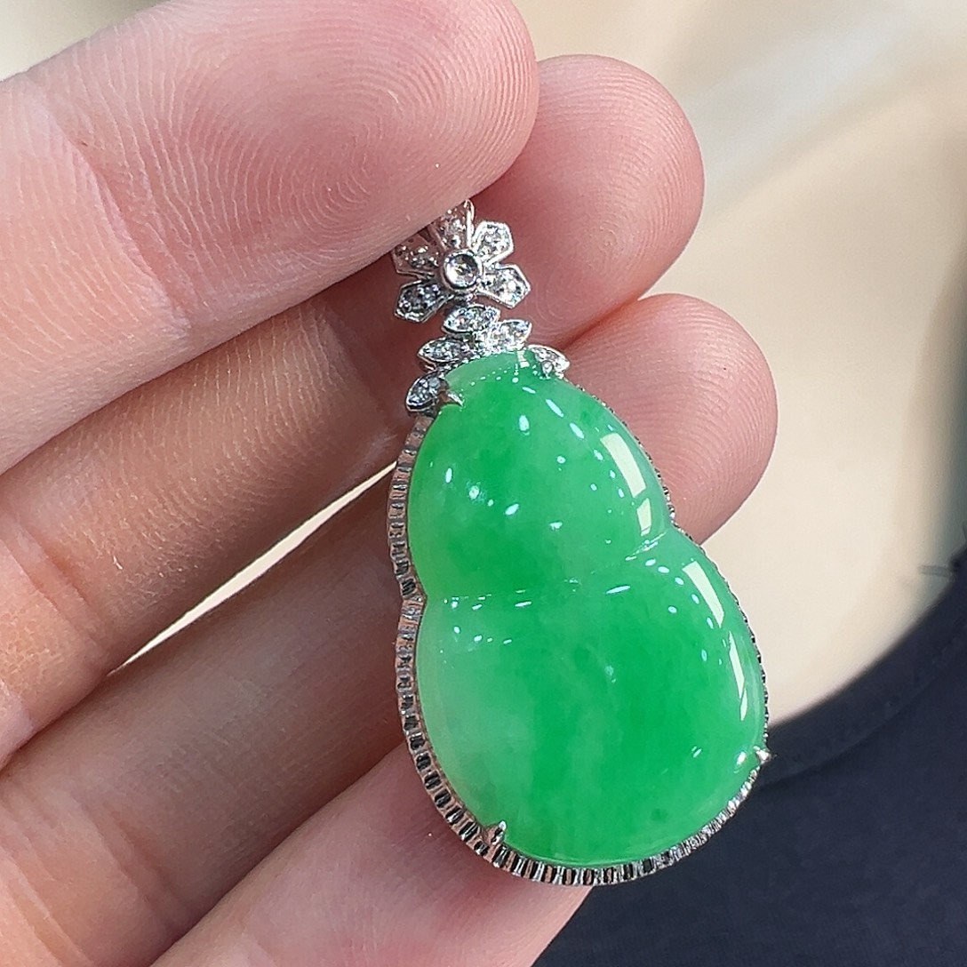 颈饰18K金镶嵌翡翠吊坠