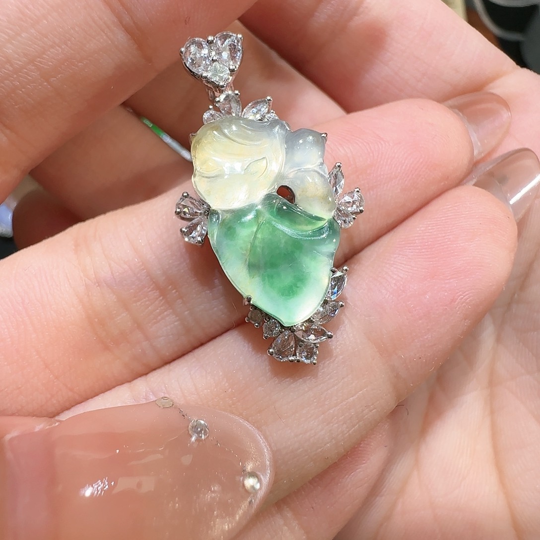 【闪购商品】颈饰18K金镶嵌翡翠