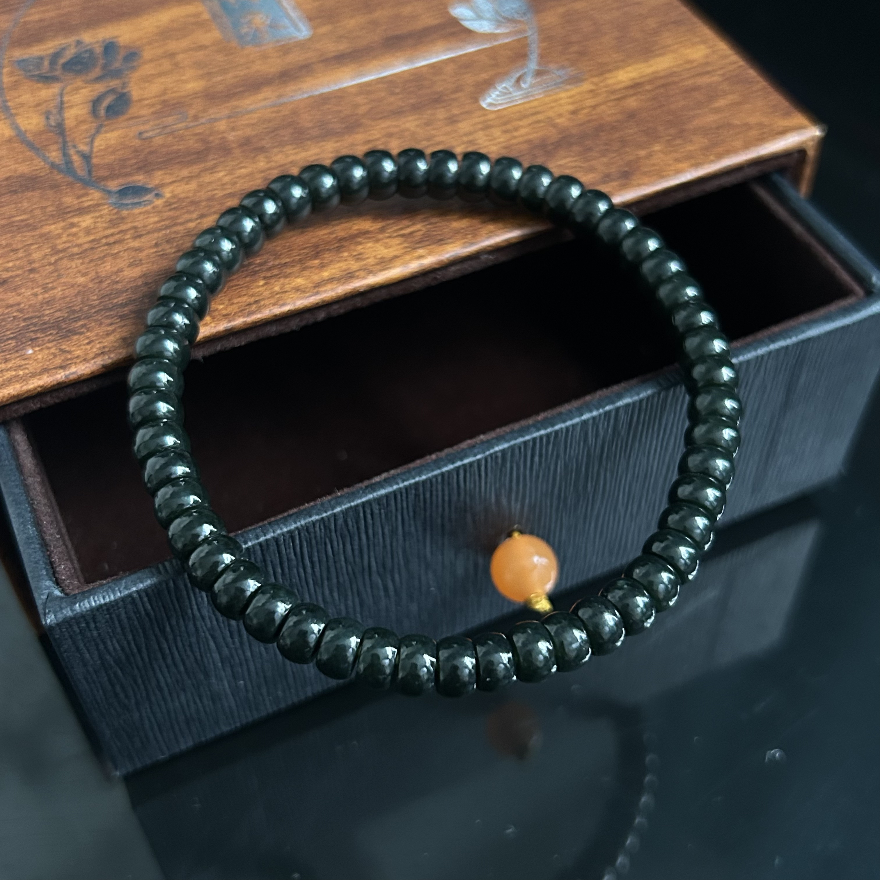 和田玉卡6mm直切黑青药片手串