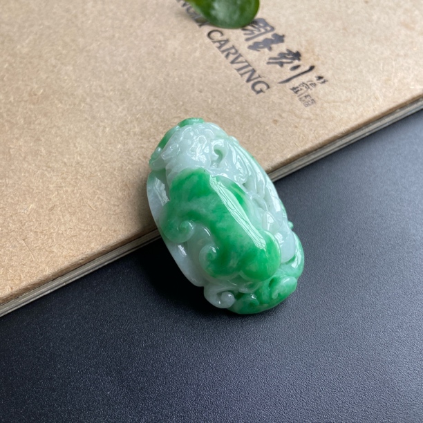 《阳绿飞龙守护》天然缅甸翡翠A货吊坠雕刻精雕气质