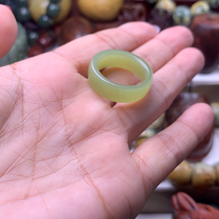 岫岩老玉（透闪石质玉）戒圈未镶嵌