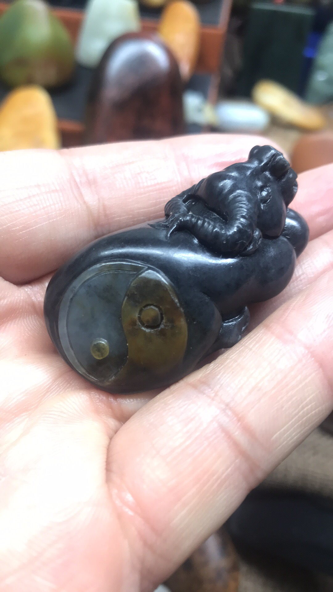 新疆玉龙喀什河巧雕三色扭转乾坤挂坠