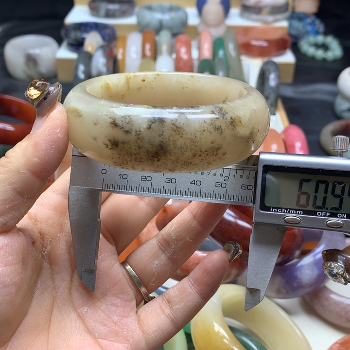 未镶嵌手镯石英质玉
