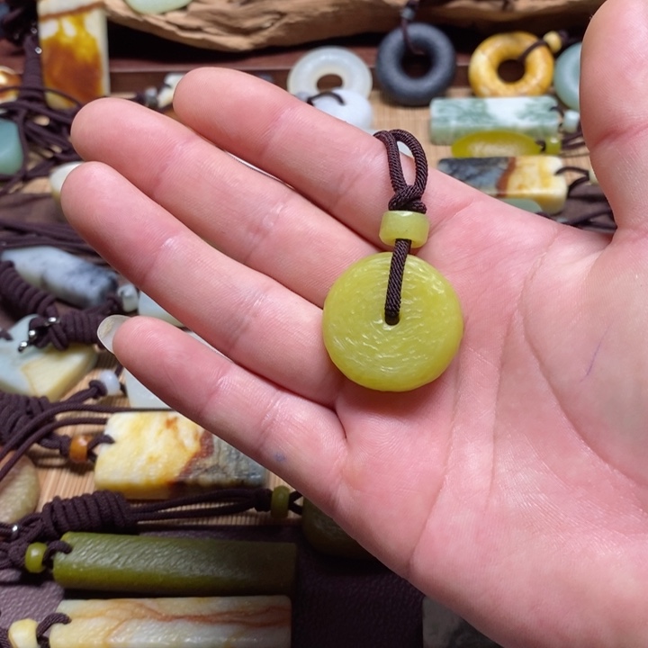 蛇纹石玉挂件未镶嵌