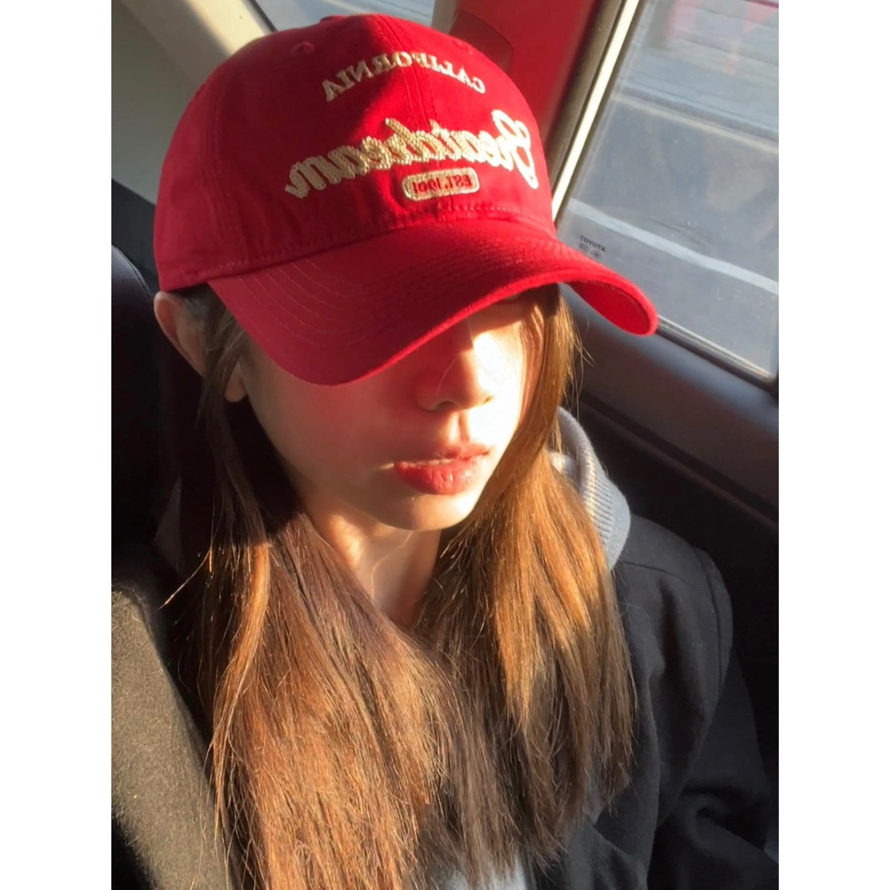 元气正红色 字母刺绣大头围显脸小加宽帽檐棒球帽百搭ins鸭舌帽女