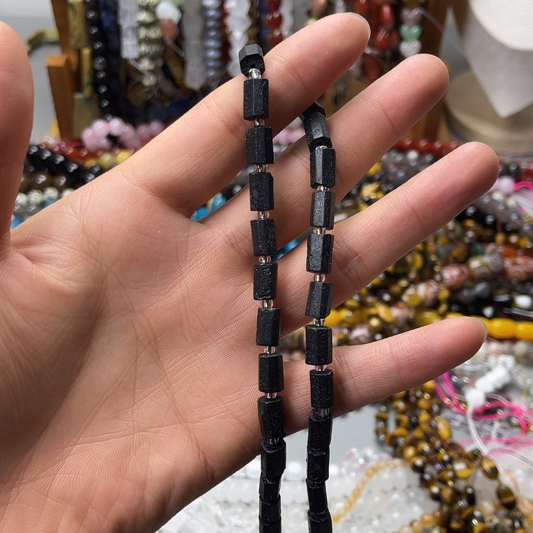 玛瑙/玉髓未镶嵌珠宝半成品6×10黑碧玺原石柱子一条