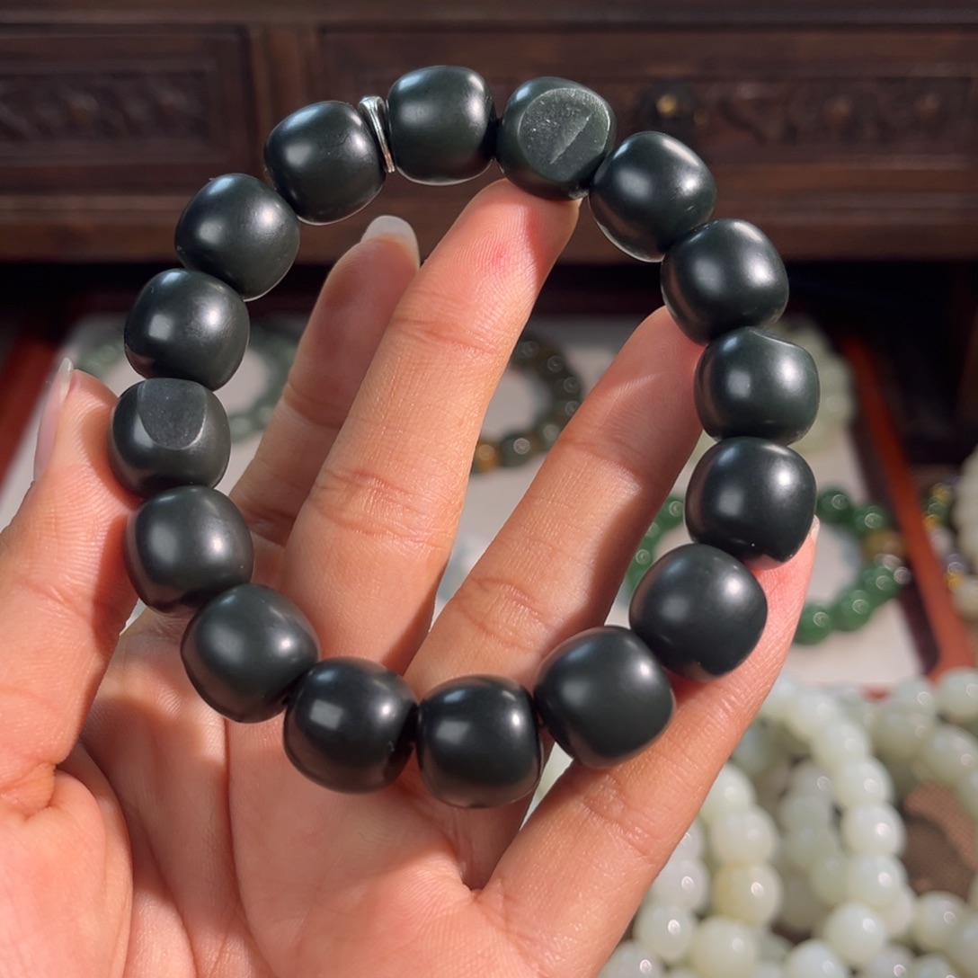 慶***麏和田玉未镶嵌手链