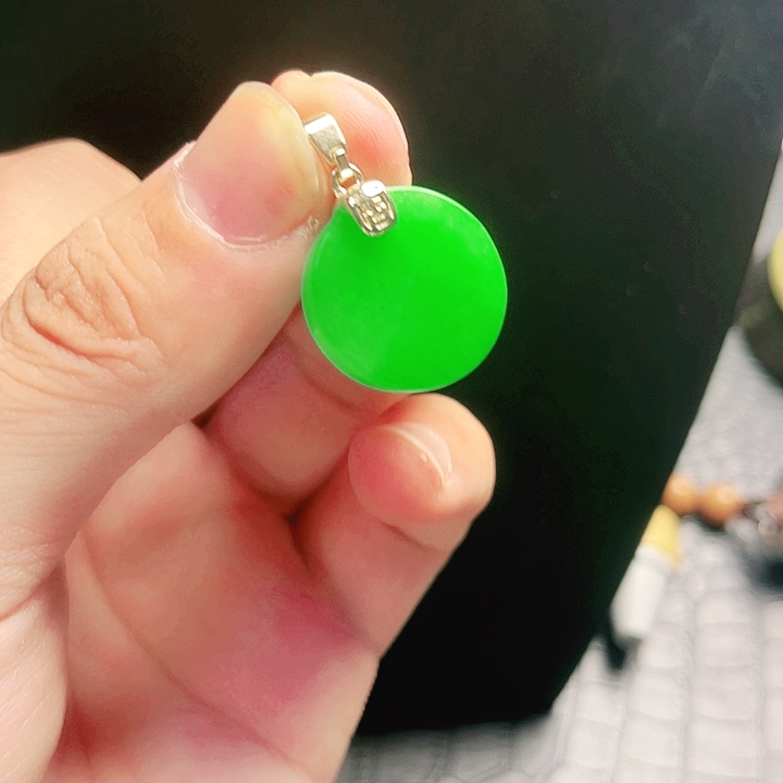 颈饰18K金镶嵌翡翠