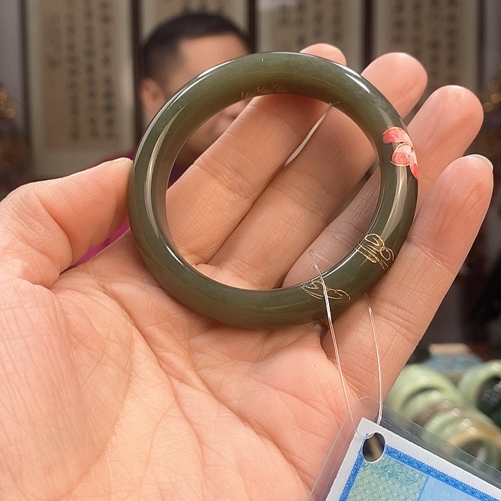 和田玉手镯未镶嵌向****?