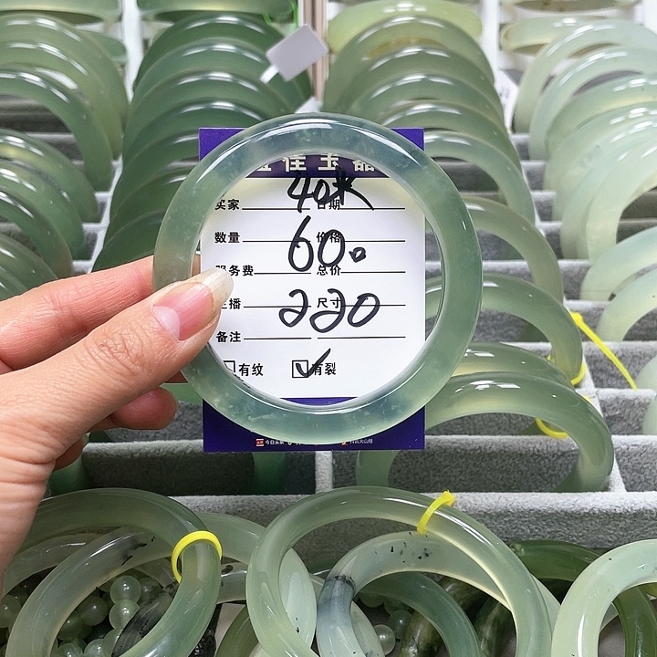 蛇纹石玉手镯未镶嵌