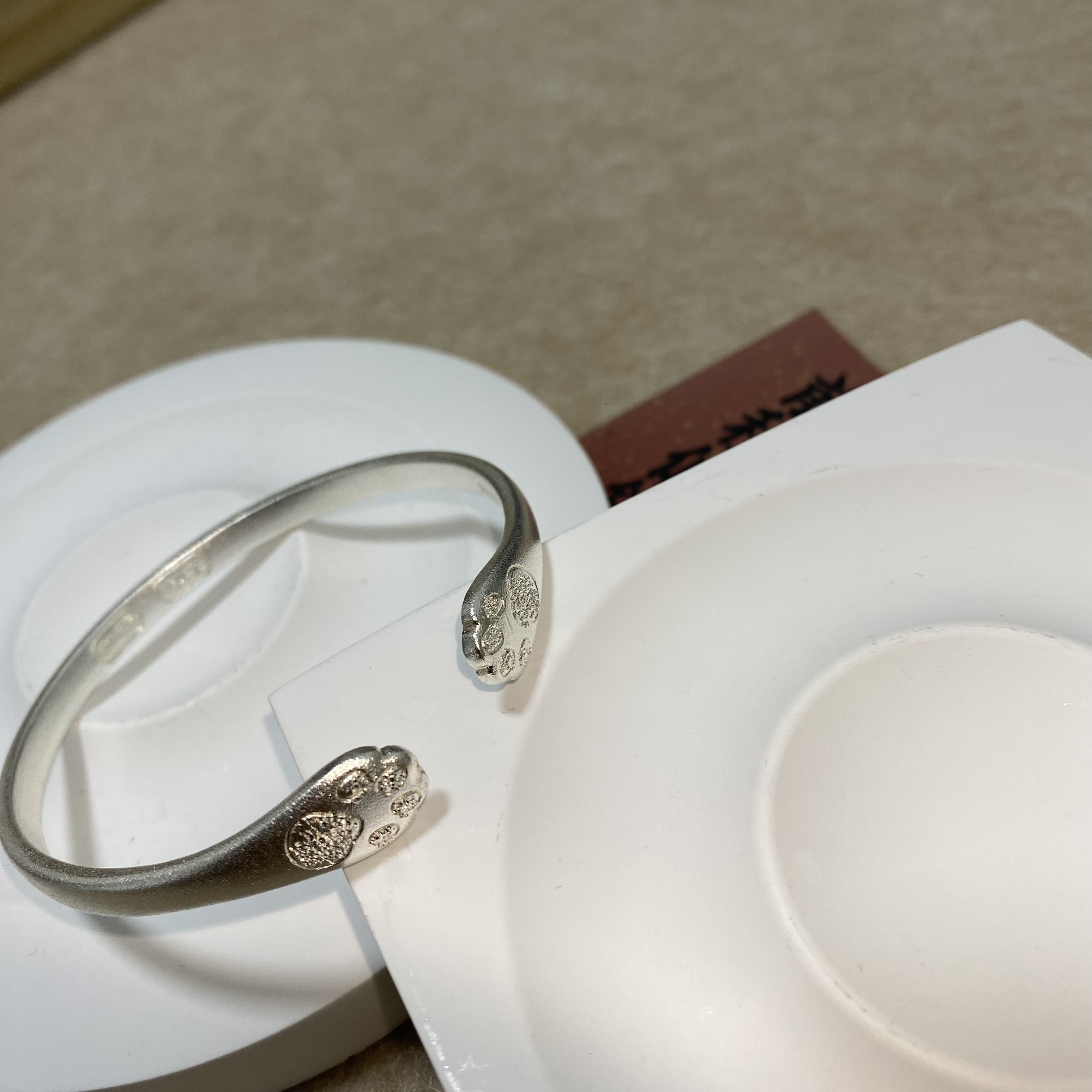 足银手镯 816 新款古法猫爪手镯女年轻款钉砂甜美实心手镯