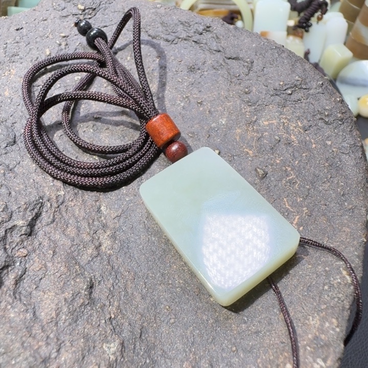 小****和田玉未镶嵌颈饰