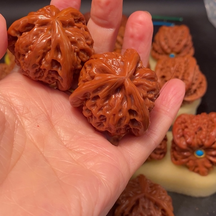 吕***步猴头核桃吊坠工艺核桃