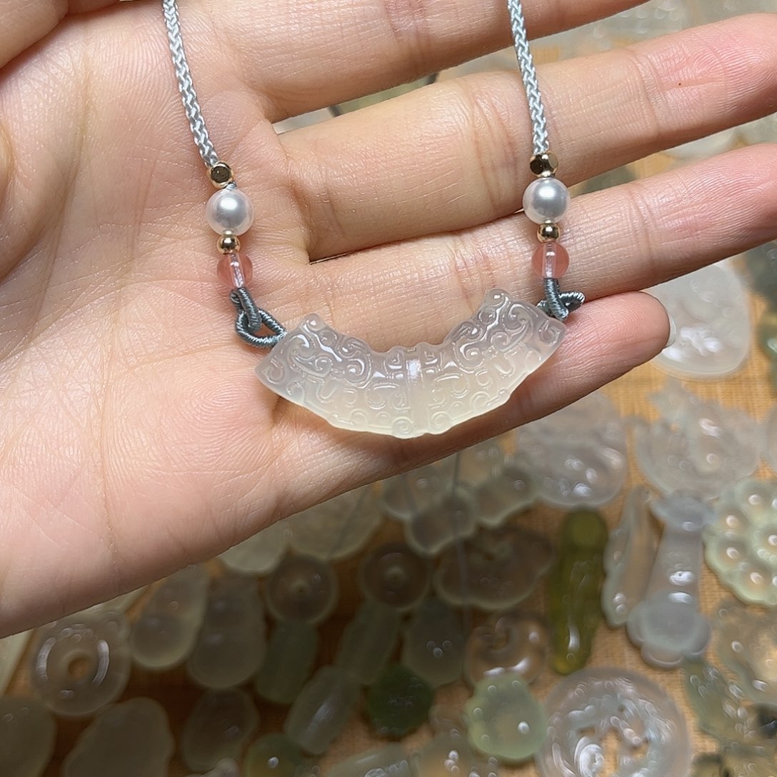 岫玉未镶嵌颈饰吊坠