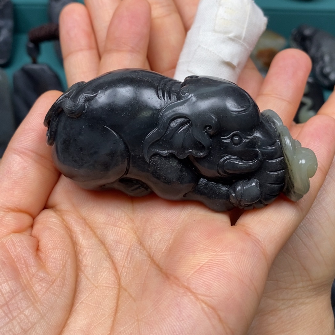 世***形和田玉未镶嵌颈饰