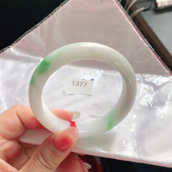 翡翠未镶嵌手镯03。