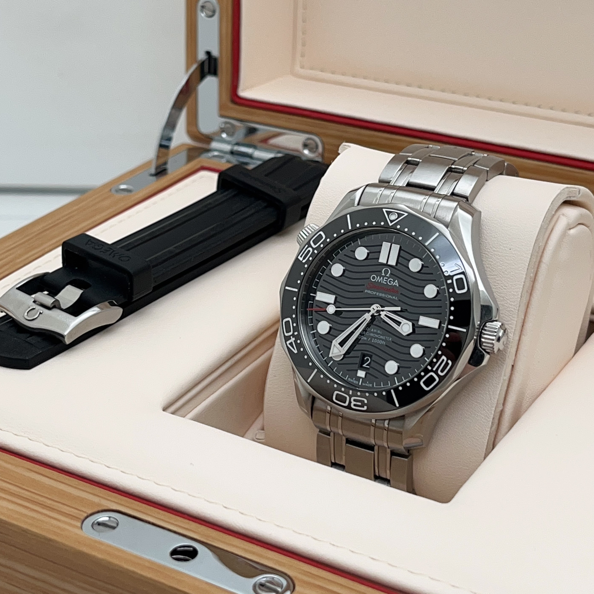 99新 Omega/欧米茄 海马300系列 210.30.42.20.01.00142  42mm