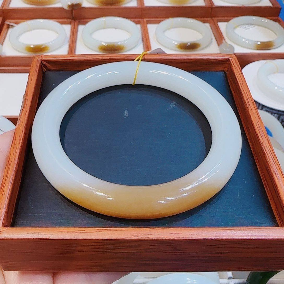 和田玉手镯未镶嵌糖白61