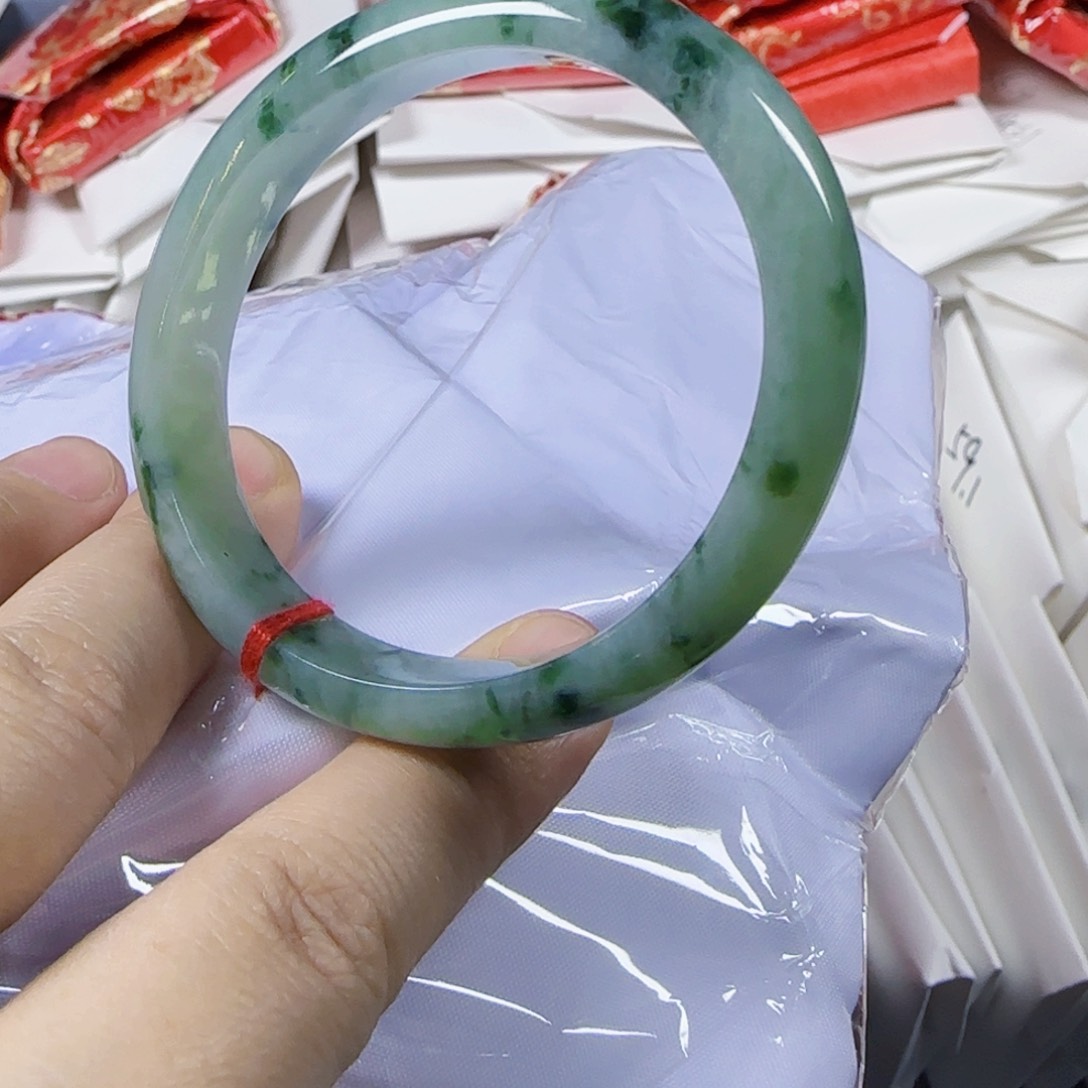 翡翠手镯未镶嵌?近完美