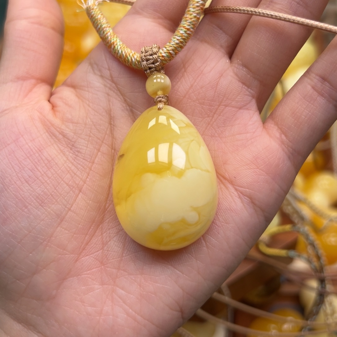 琥珀未镶嵌颈饰蜜蜡