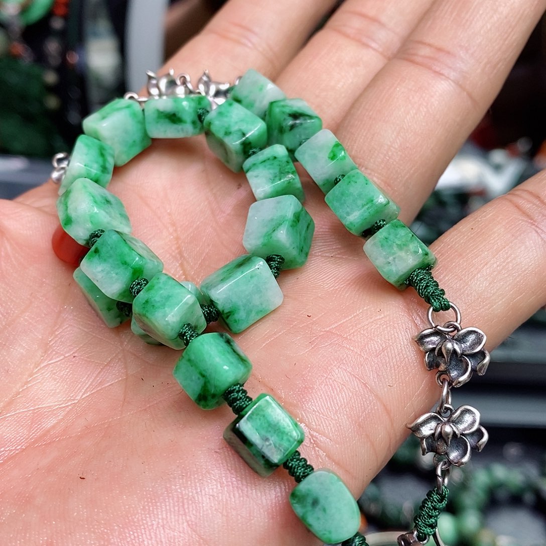 翡翠未镶嵌颈饰漂亮美眉