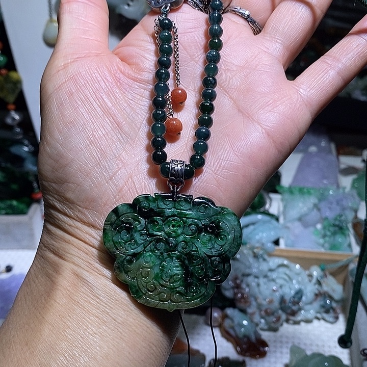 翡翠未镶嵌吊坠(赠链)