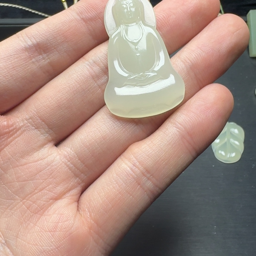 L***y和田玉未镶嵌颈饰