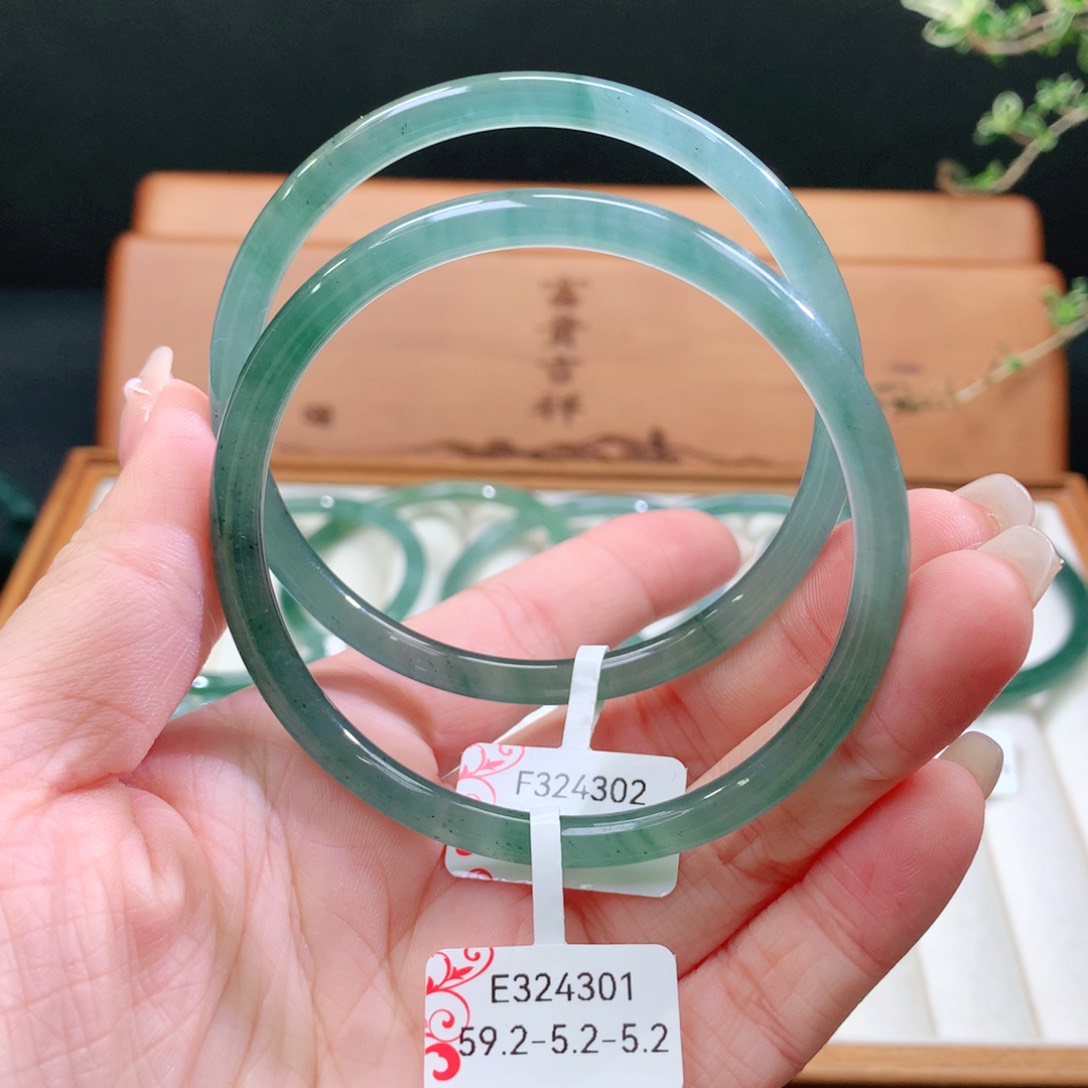 翡翠手镯未镶嵌天然