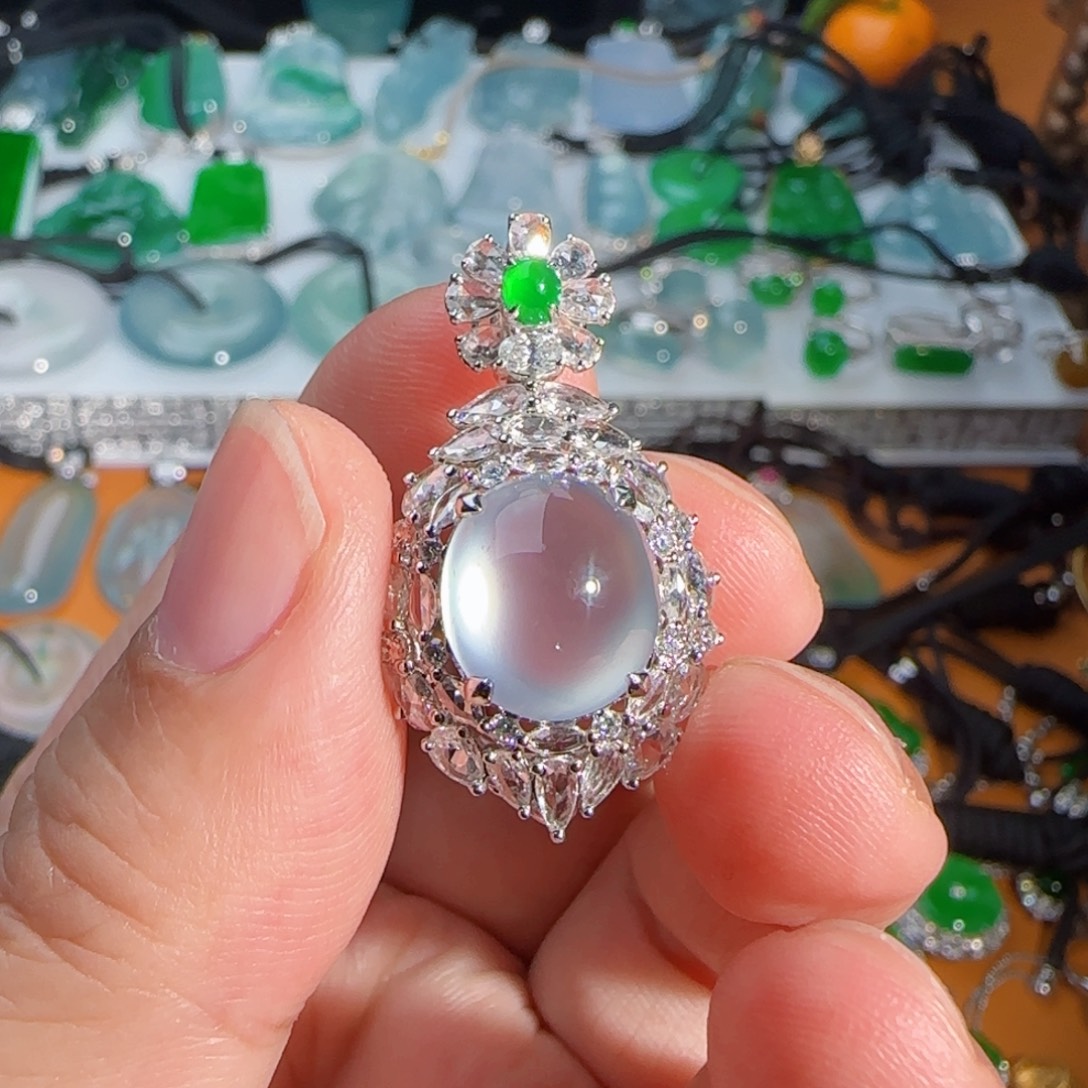 翡翠18K金镶嵌颈饰玻璃种蛋面吊坠