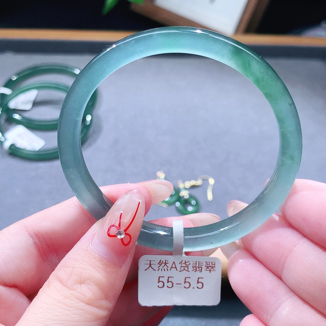 翡翠未镶嵌手镯（圆镯）