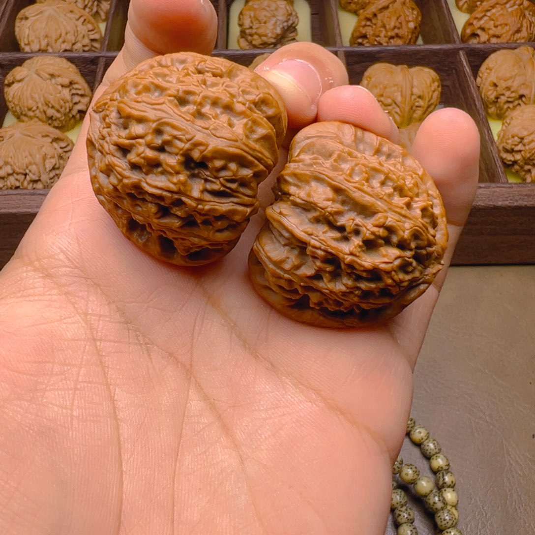 嘴***度文玩核桃把件三角白