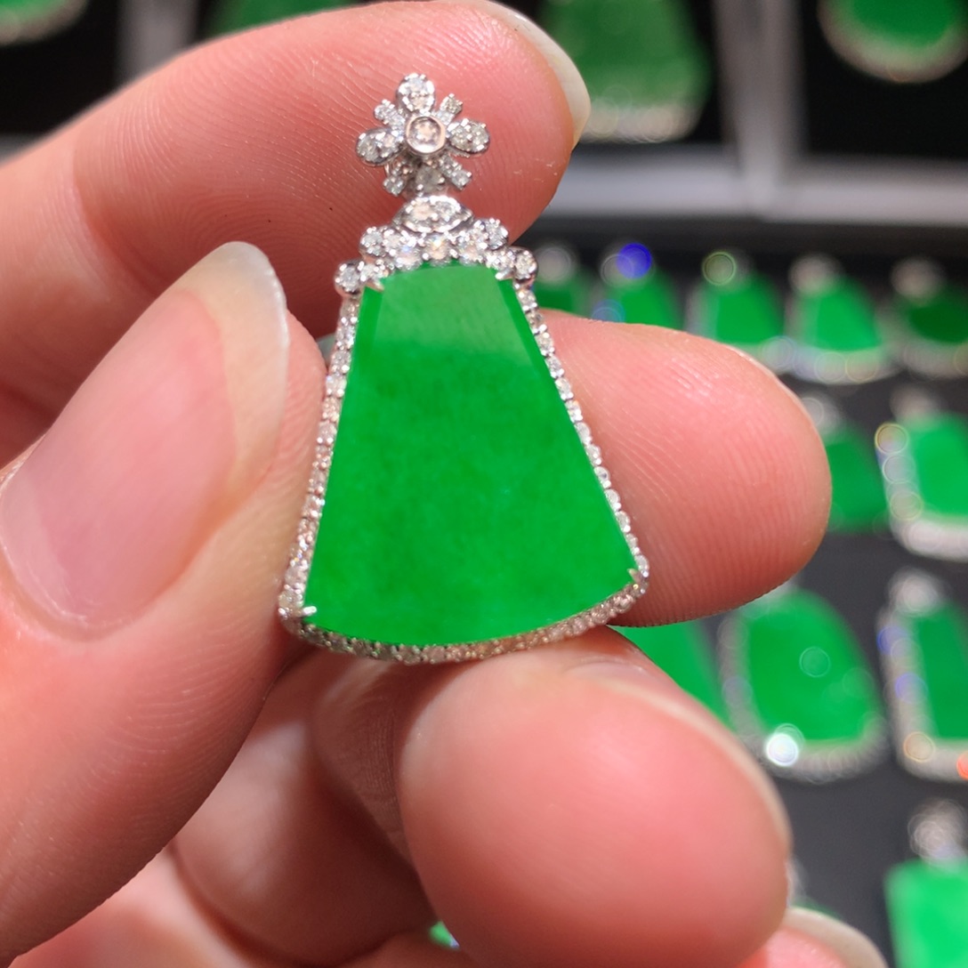 翡翠18K金镶嵌颈饰翡翠