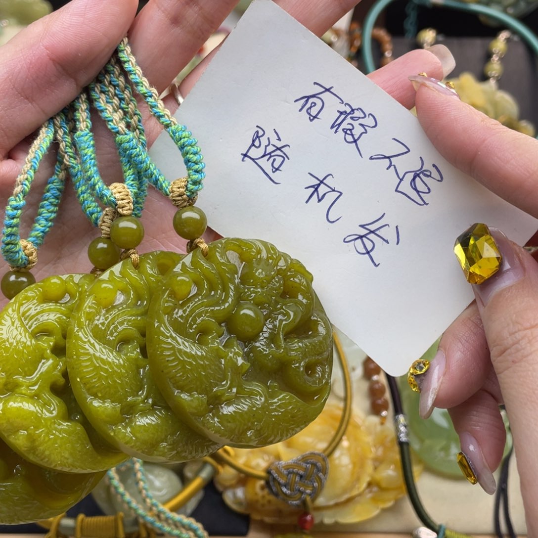 蛇纹石玉颈饰未镶嵌