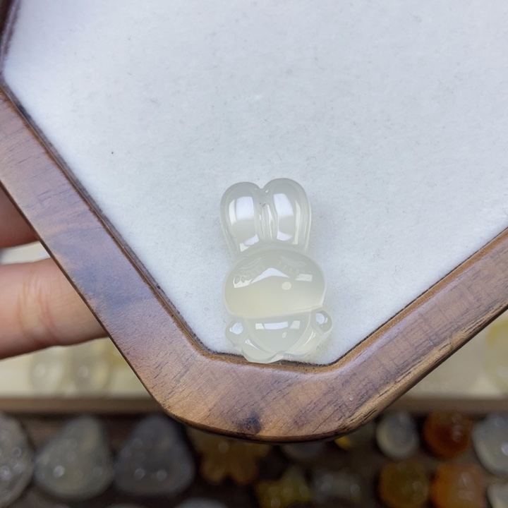 玛瑙/玉髓未镶嵌颈饰兔子