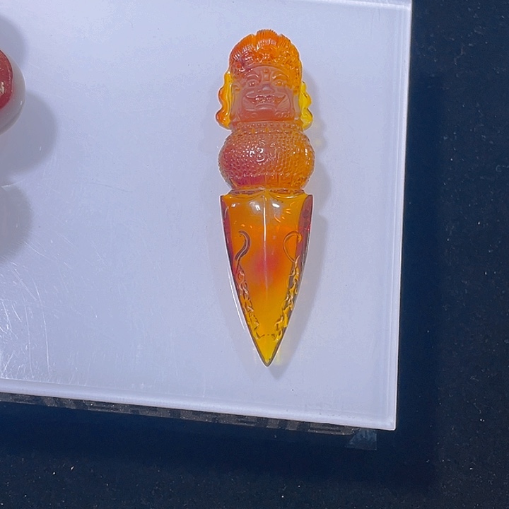 奔***牛琥珀未镶嵌颈饰血珀金红雕件吊坠，重6.3克