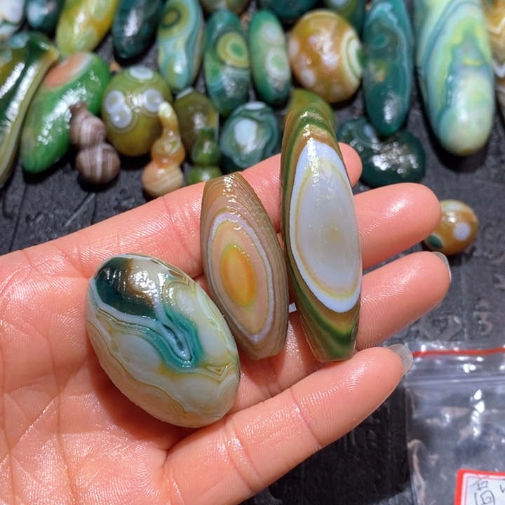 石英质玉颈饰未镶嵌高*帅