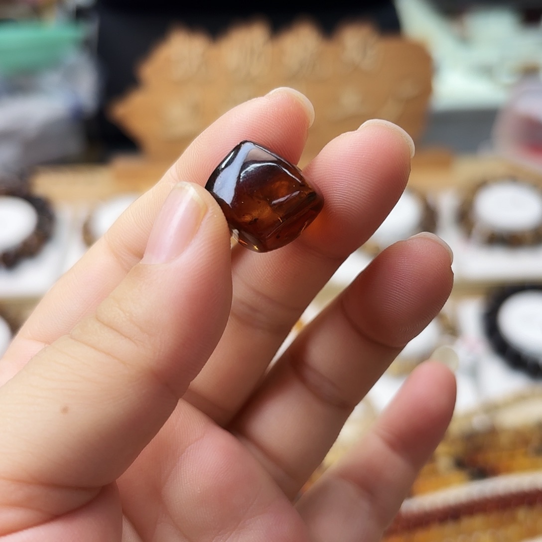 向***歌琥珀未镶嵌裸石大