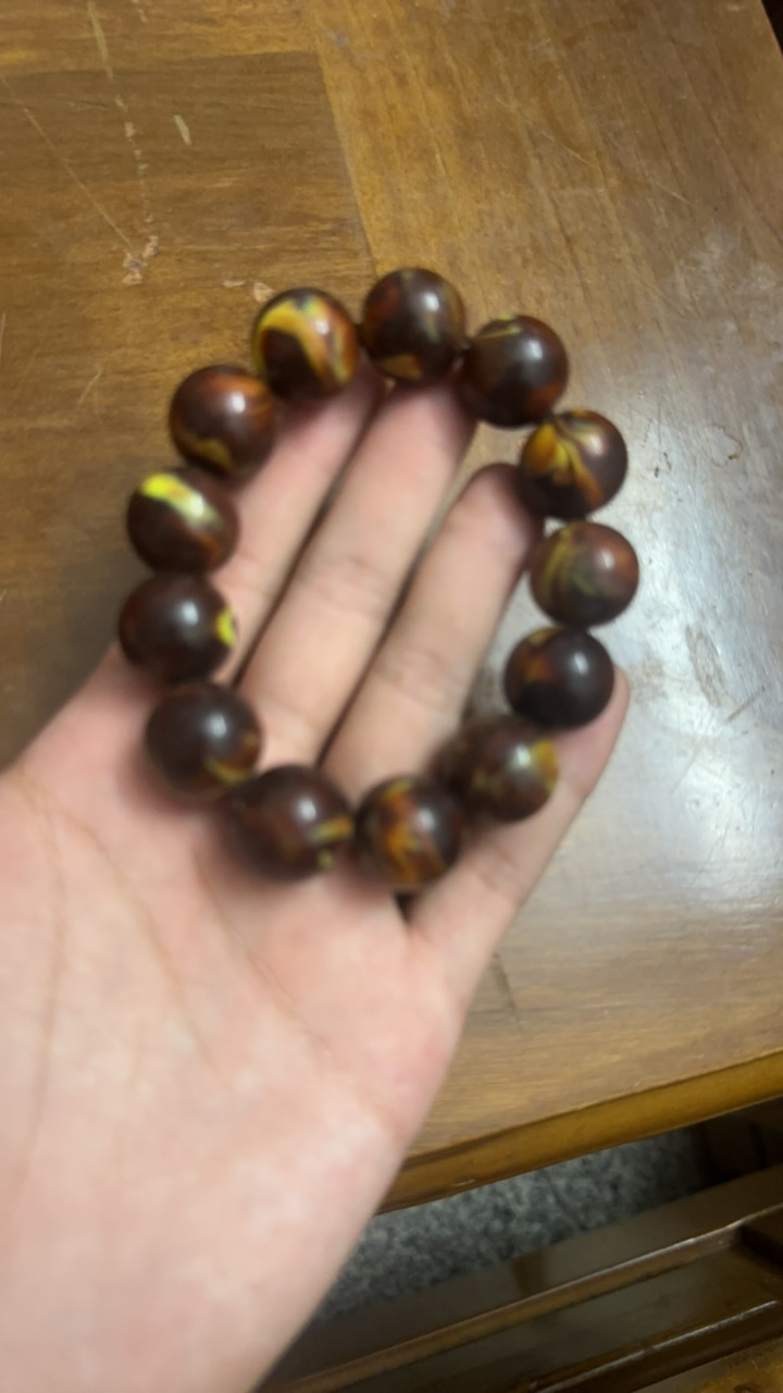 A33      卡18黑金龙涎香手链