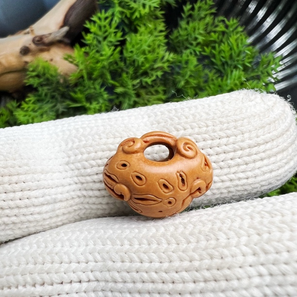 野生精品毛桃核纯手工雕刻如意锁（长18毫米左右，宽16毫米左右）