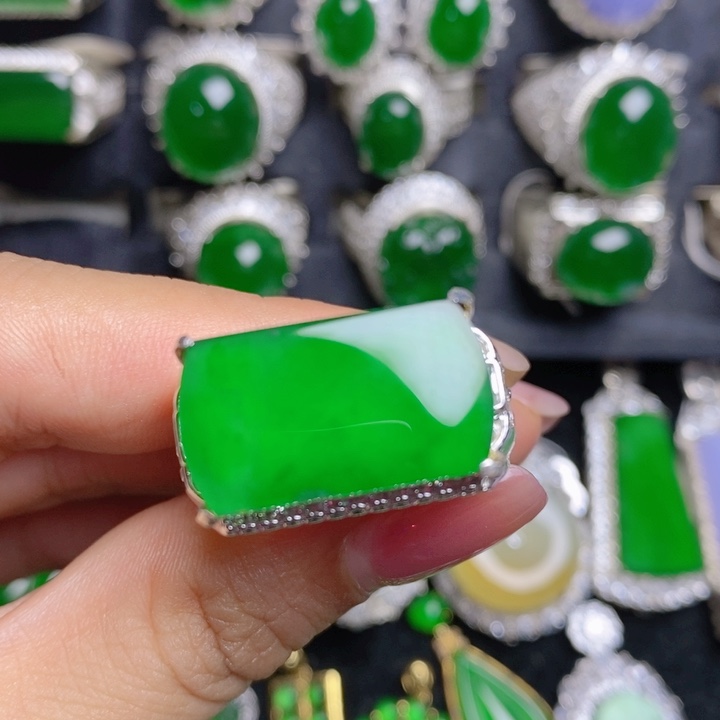 翡翠挂件未镶嵌马鞍