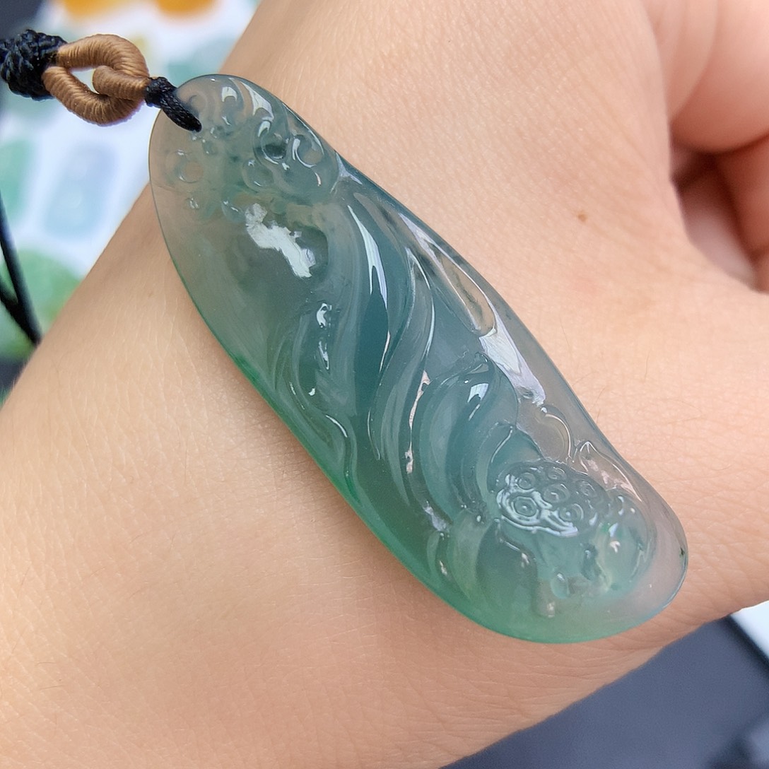翡翠未镶嵌颈饰荷叶鱼