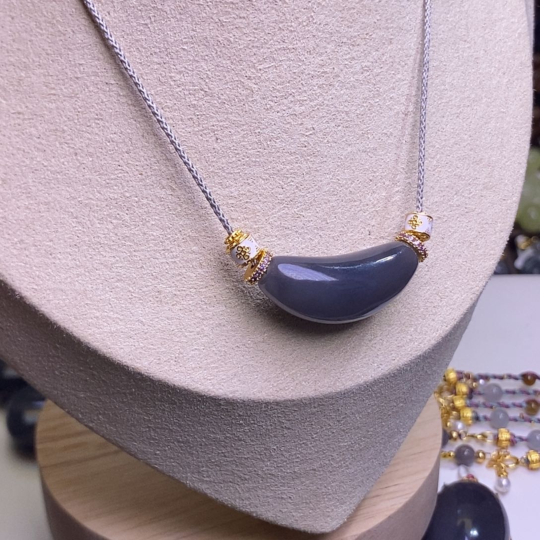 和田玉未镶嵌颈饰浓烟紫老矿料