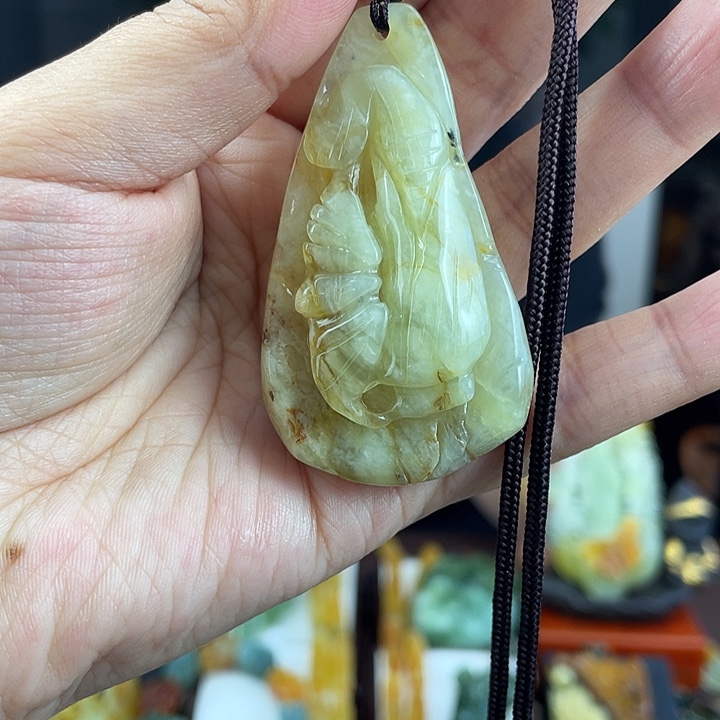 蛇纹石玉未镶嵌颈饰