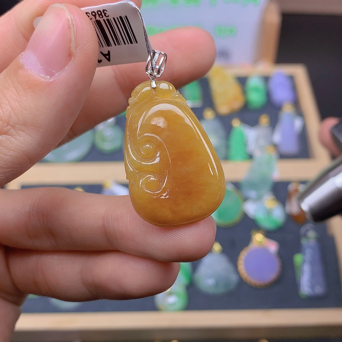 翡翠颈饰18K金镶嵌翡翠