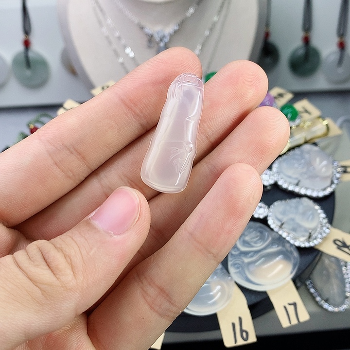 只买单纯的吊坠，没带链子，属的性质。石英石