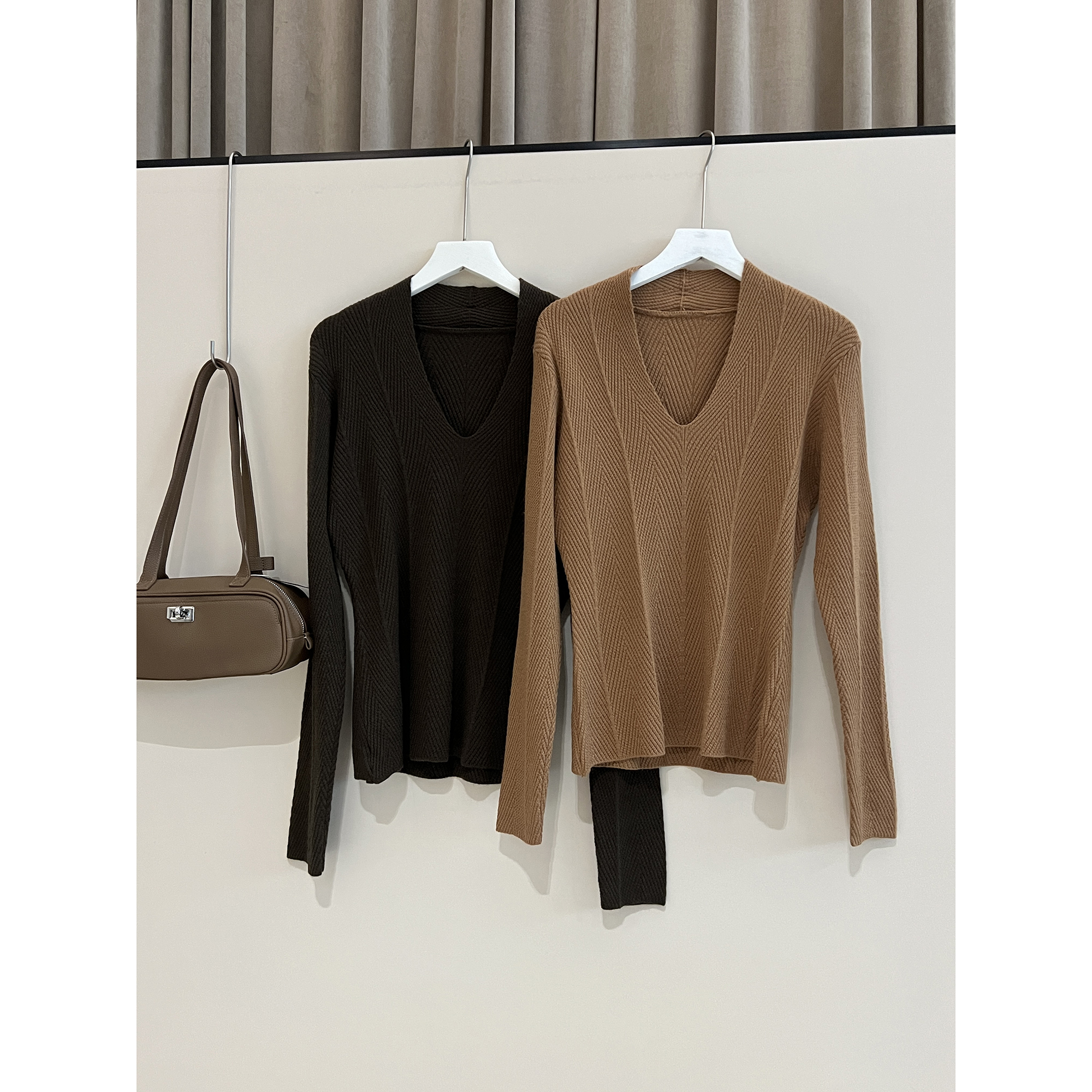 立体斜纹鸡心领针织打底衫Z830