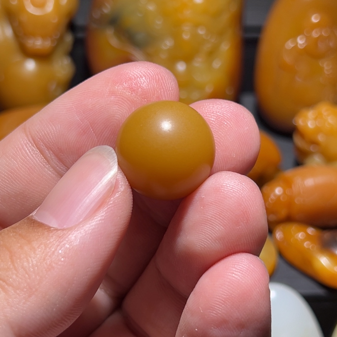 余***着和田玉未镶嵌颈饰