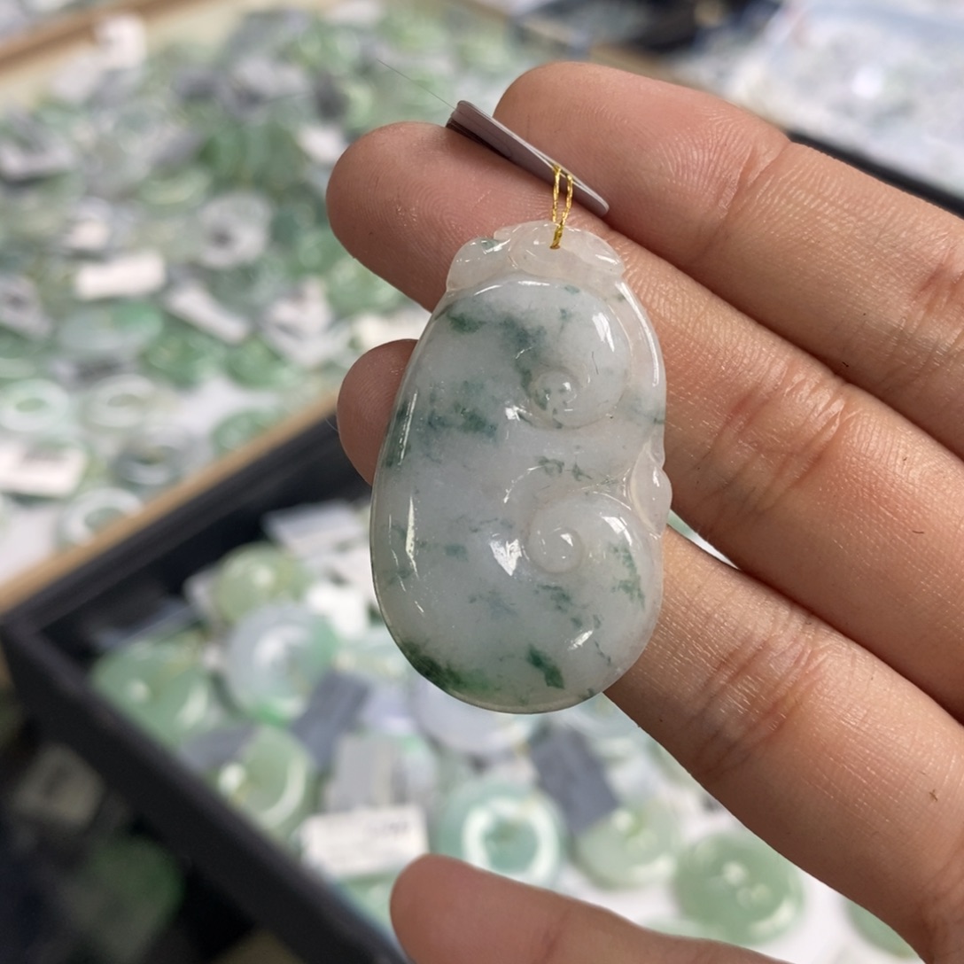 翡翠颈饰未镶嵌如意